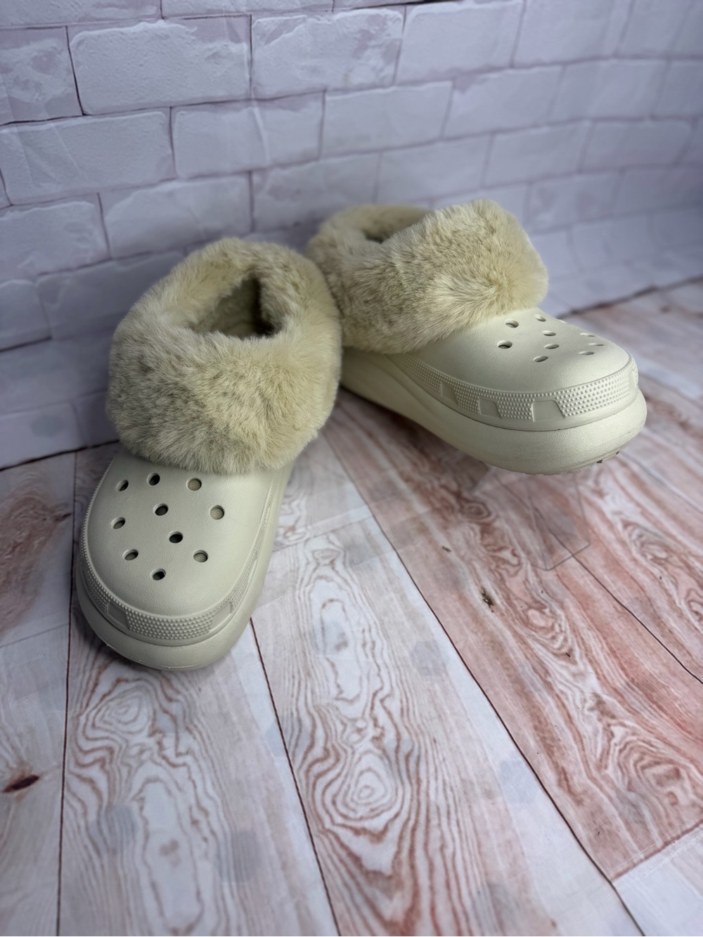 Crocs Cream Faux Fur Slide Clogs Women’s Size 10 / Men’s Size 8